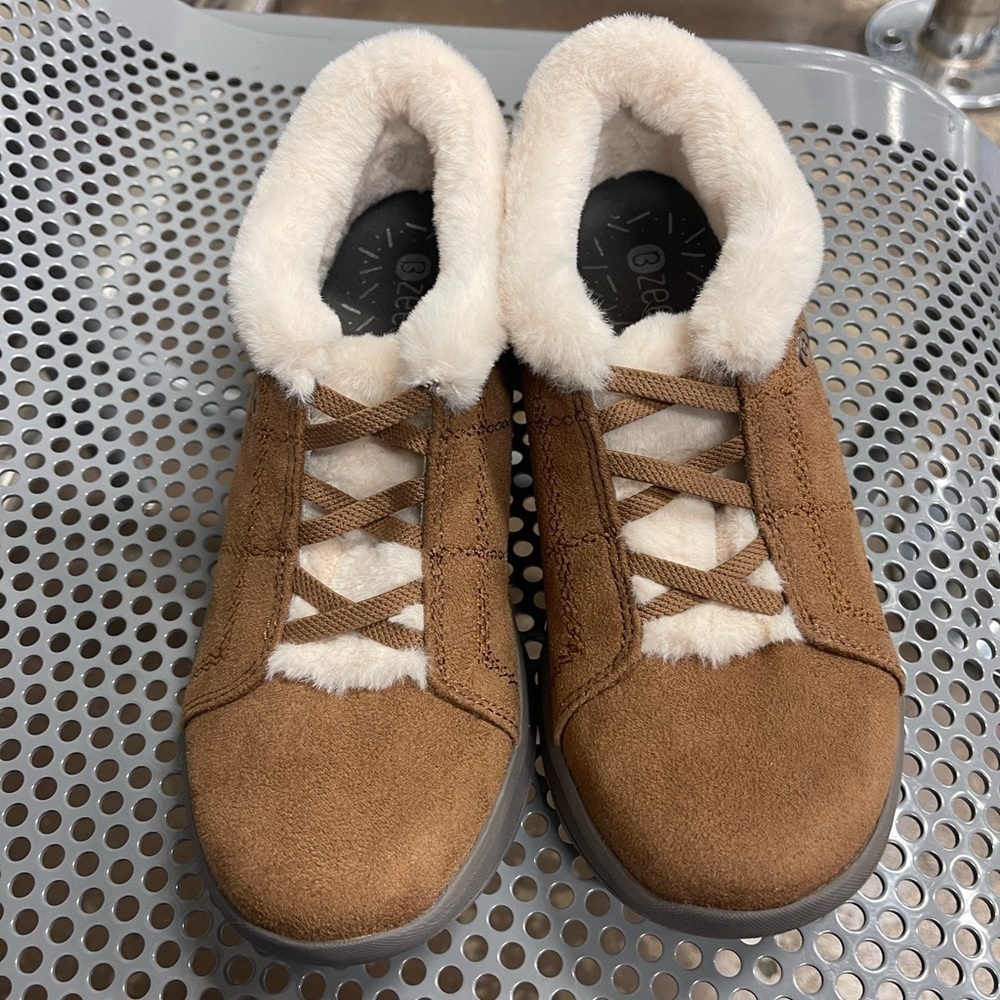New  zees comfortable shoes, brown and tan size 6, medium, beautiful in style